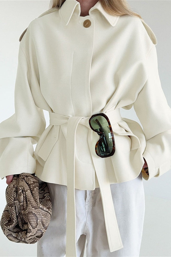 Damen-Kurztrenchcoat mit Gürtel und Reverskragen in der Vorderansicht