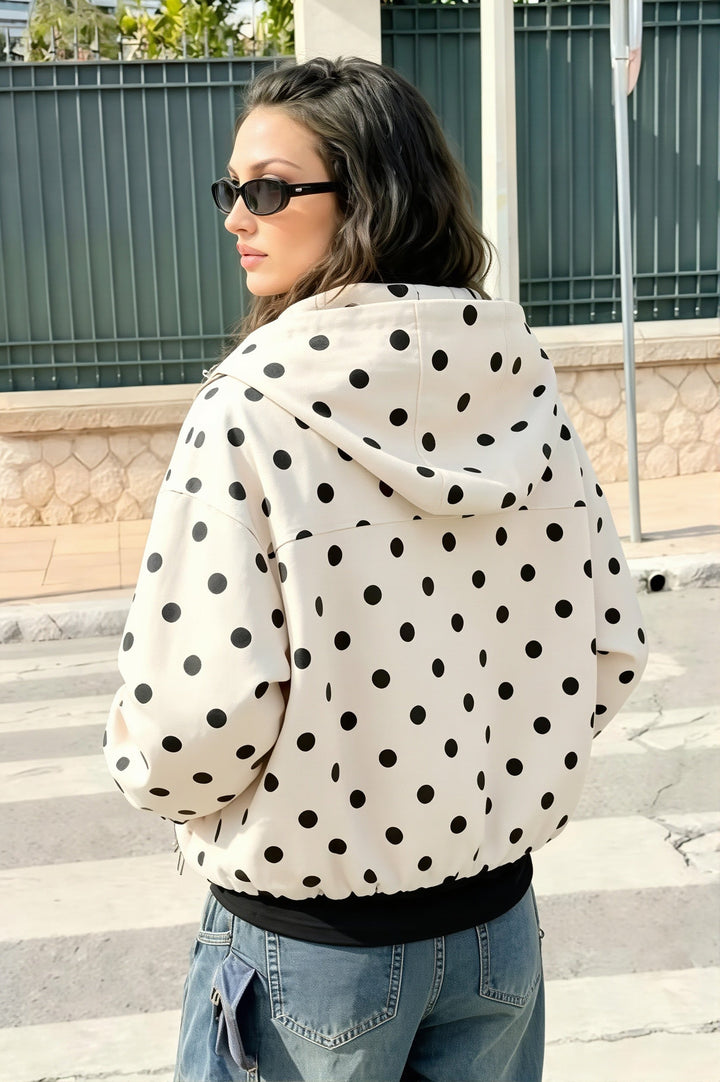Damen-Kurzjacke im Punktemuster als vielseitiges Alltagsoutfit