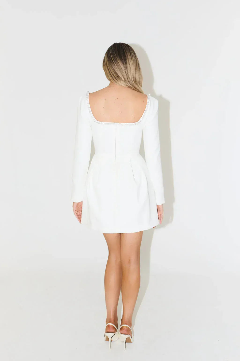 Langärmliges Mini-Kleid mit Perlenbesatz Elegantes Cocktailkleid