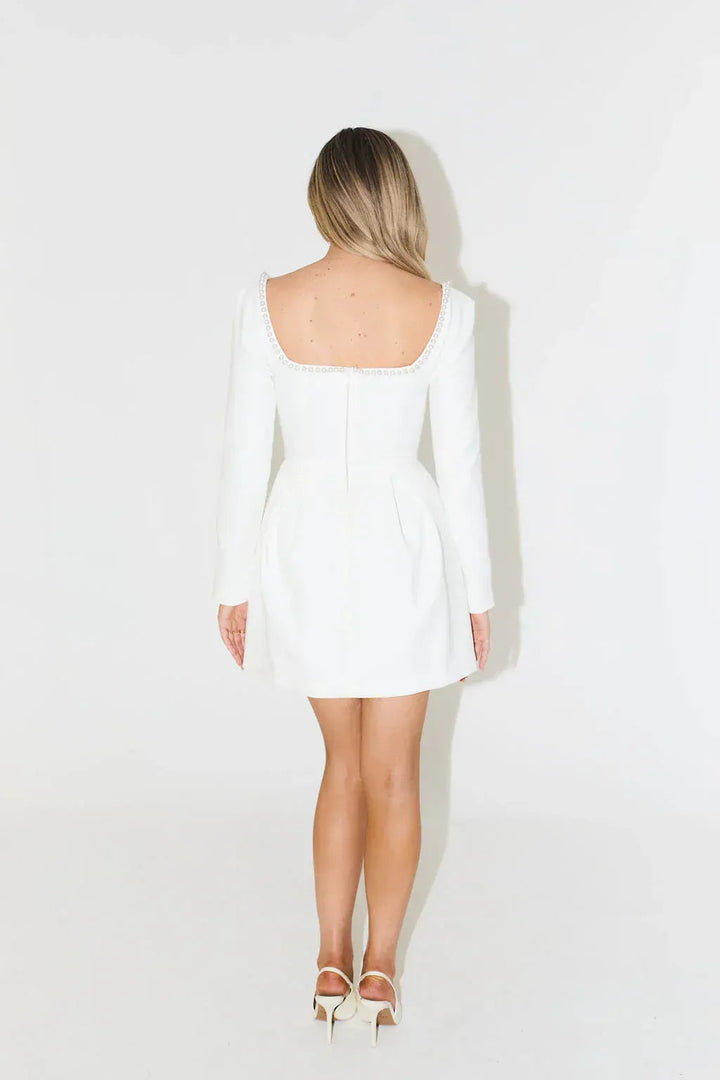 Langärmliges Mini-Kleid mit Perlenbesatz Elegantes Cocktailkleid
