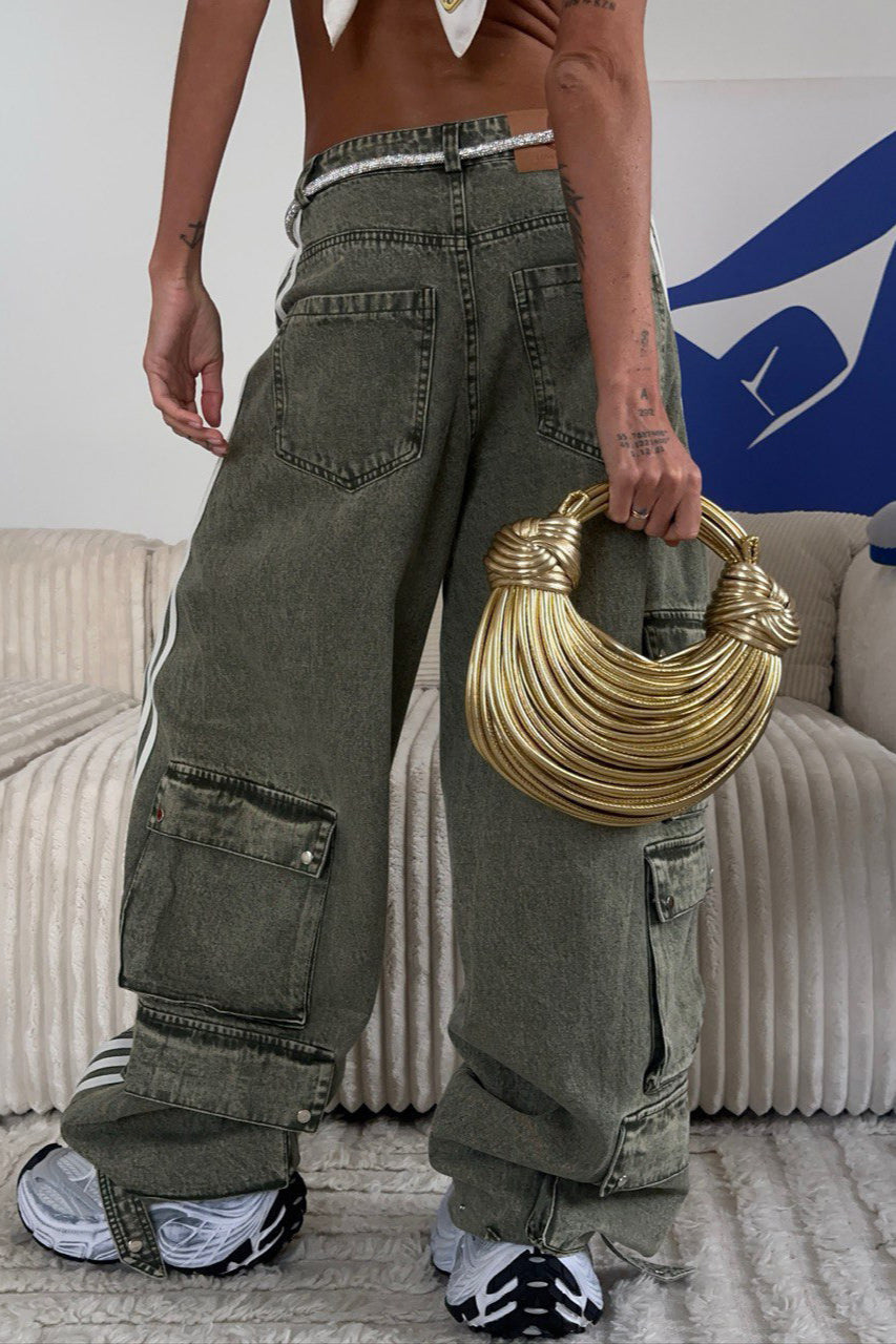 Damen weite gestreifte Denimhose am Model getragen