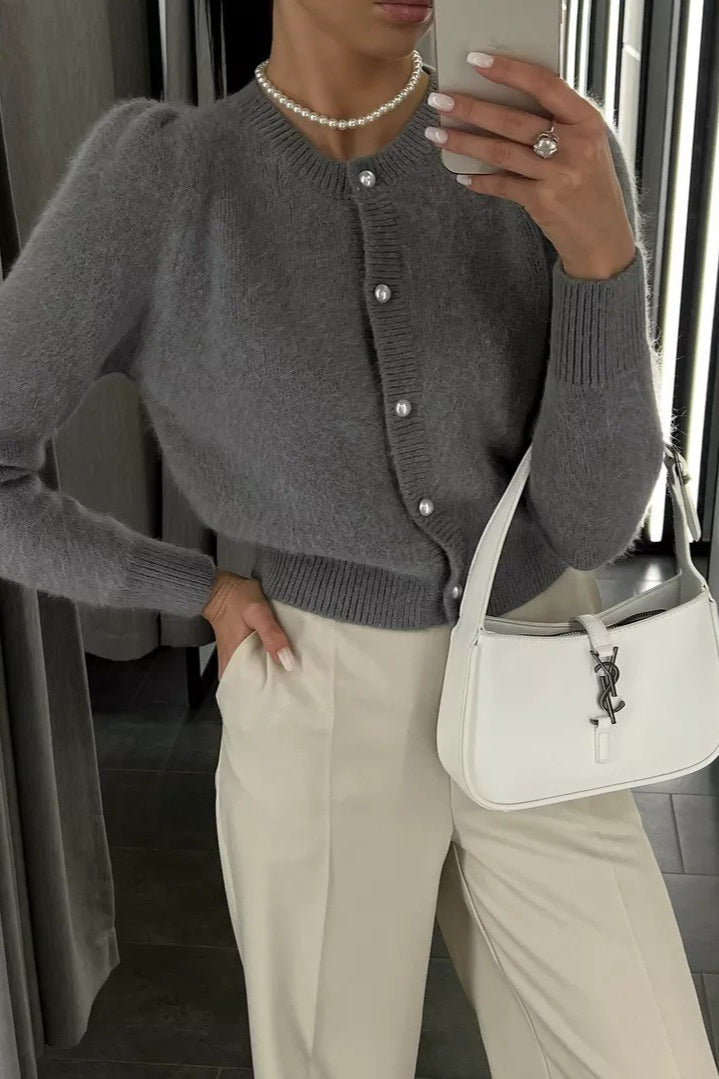 Damenstrickjacke mit geschlossener Knopfleiste und schlichtem Design