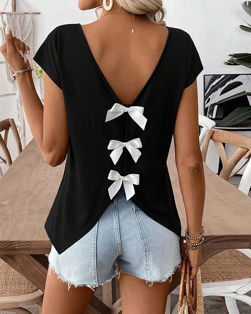 Damen T-Shirt mit V-Ausschnitt und Schleife in Frontansicht