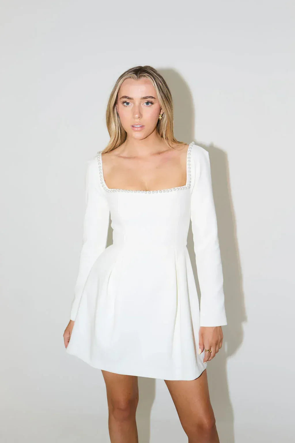 Langärmliges Mini-Kleid mit Perlenbesatz Elegantes Cocktailkleid