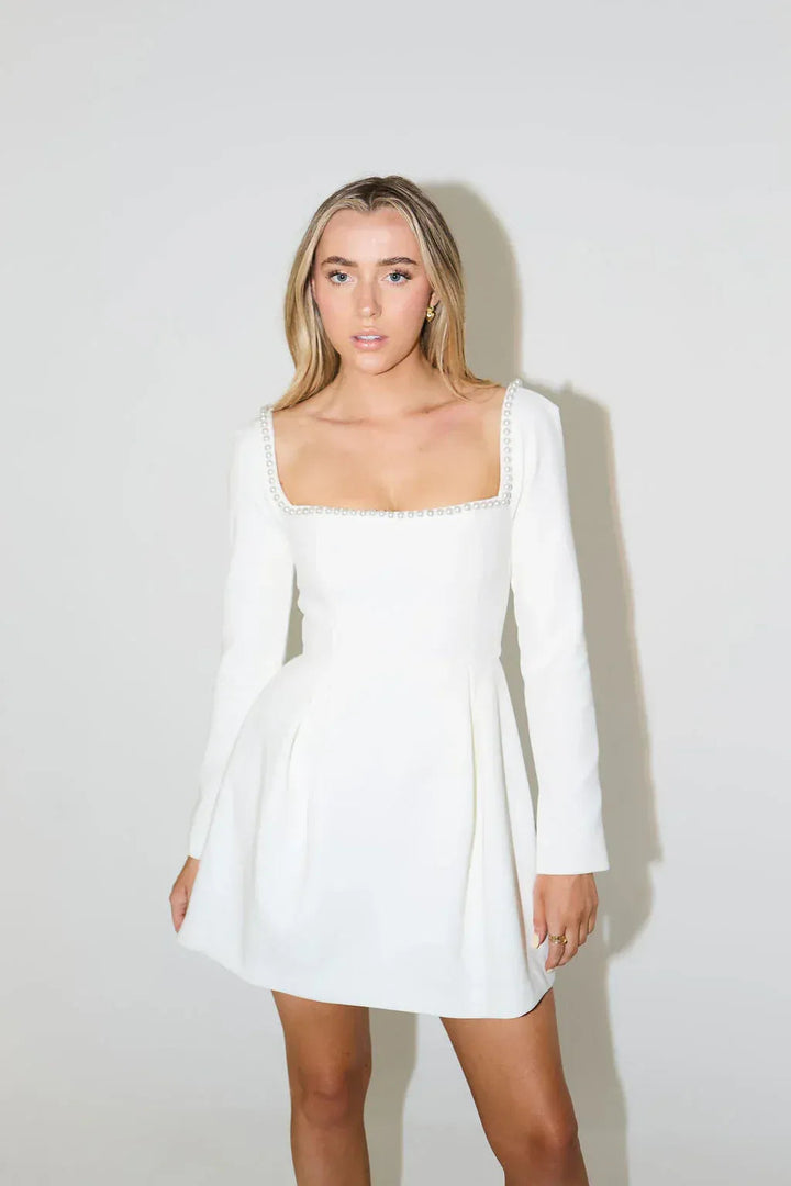 Langärmliges Mini-Kleid mit Perlenbesatz Elegantes Cocktailkleid