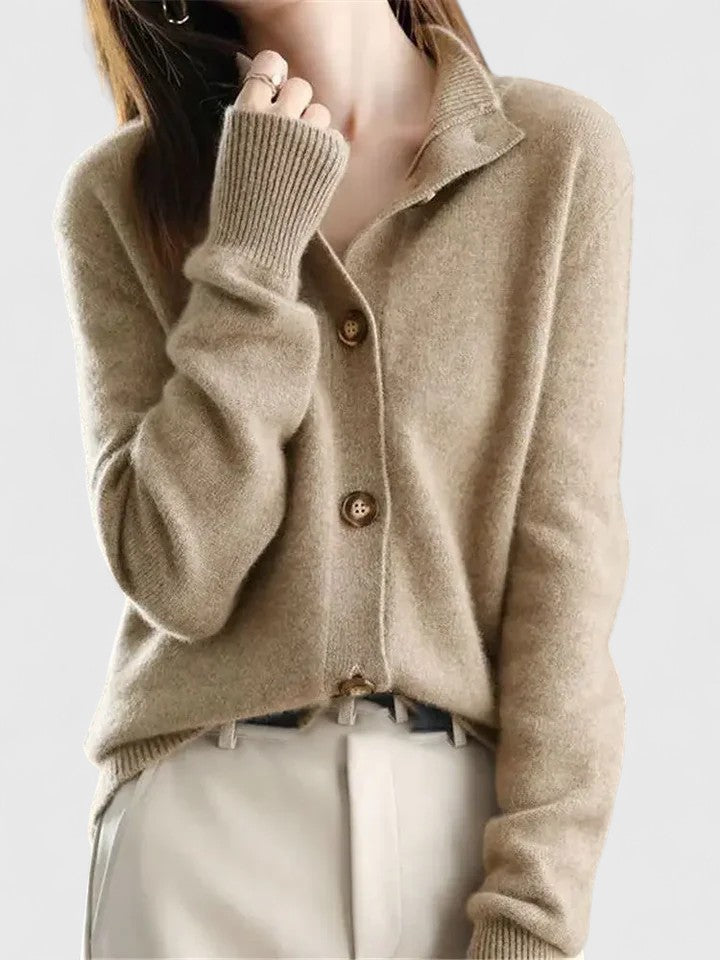 Klassische Strickjacke mit Knopfleiste
