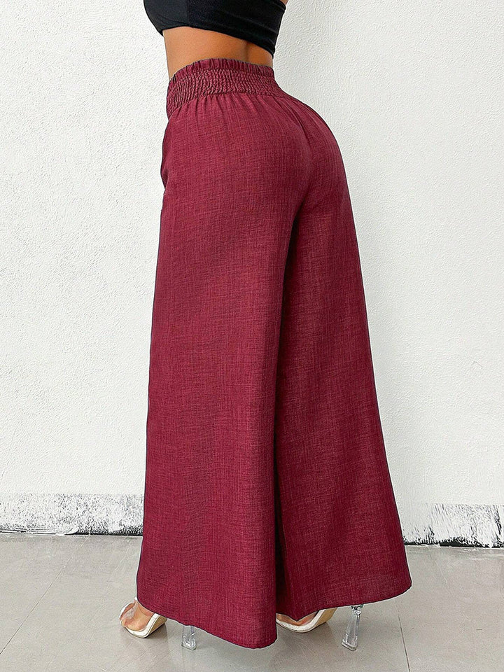 Lockere unifarbene Damenhose für Alltag und Büro, ganzkörperansicht