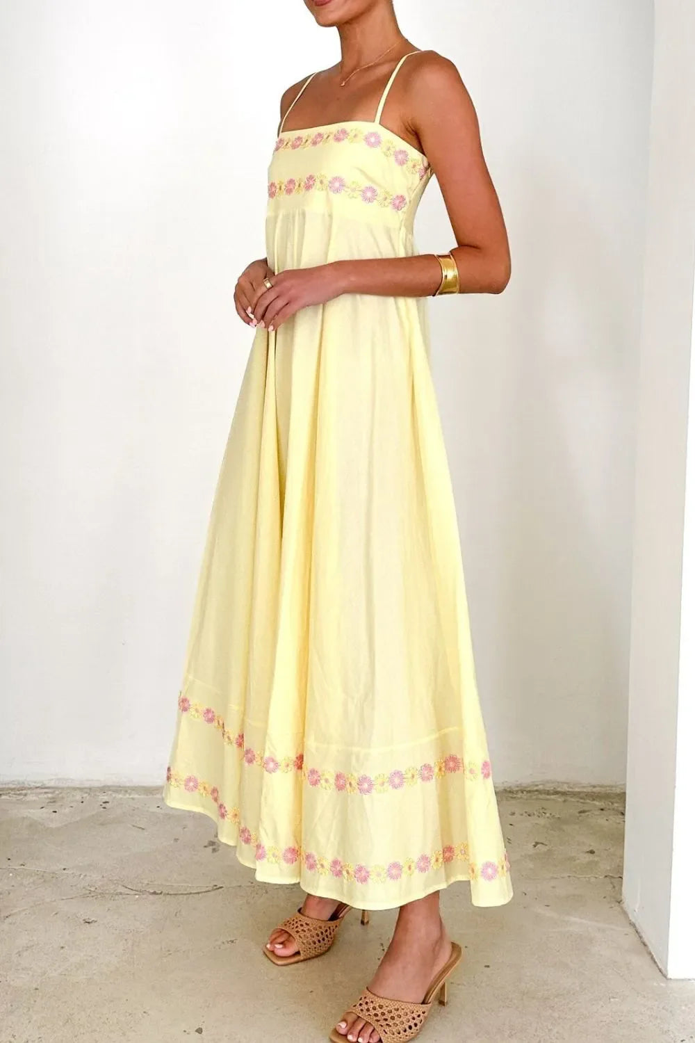 Maxikleid aus Satin mit Blumenstickerei