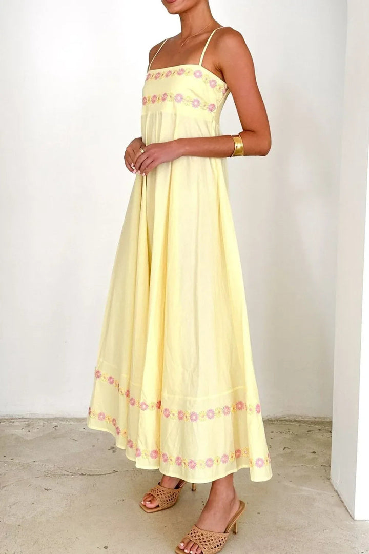 Maxikleid aus Satin mit Blumenstickerei