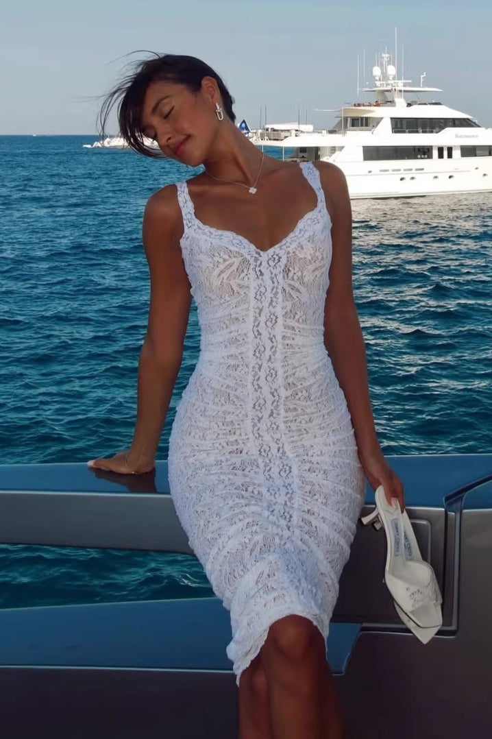 Detailaufnahme von Spitze und V-Ausschnitt am Bodycon Kleid