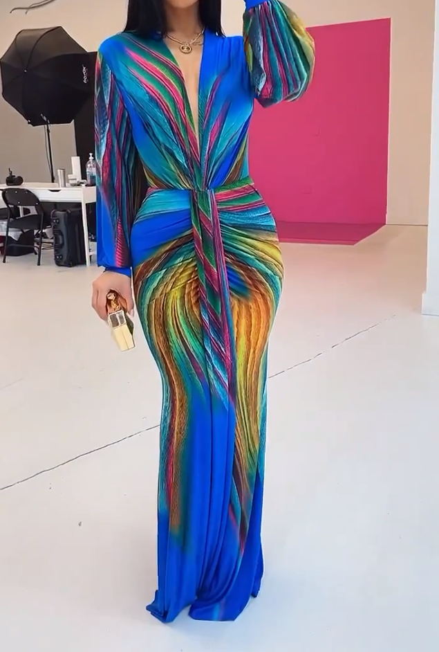 Maxikleid mit V-Ausschnitt und Batik-Faltenrock