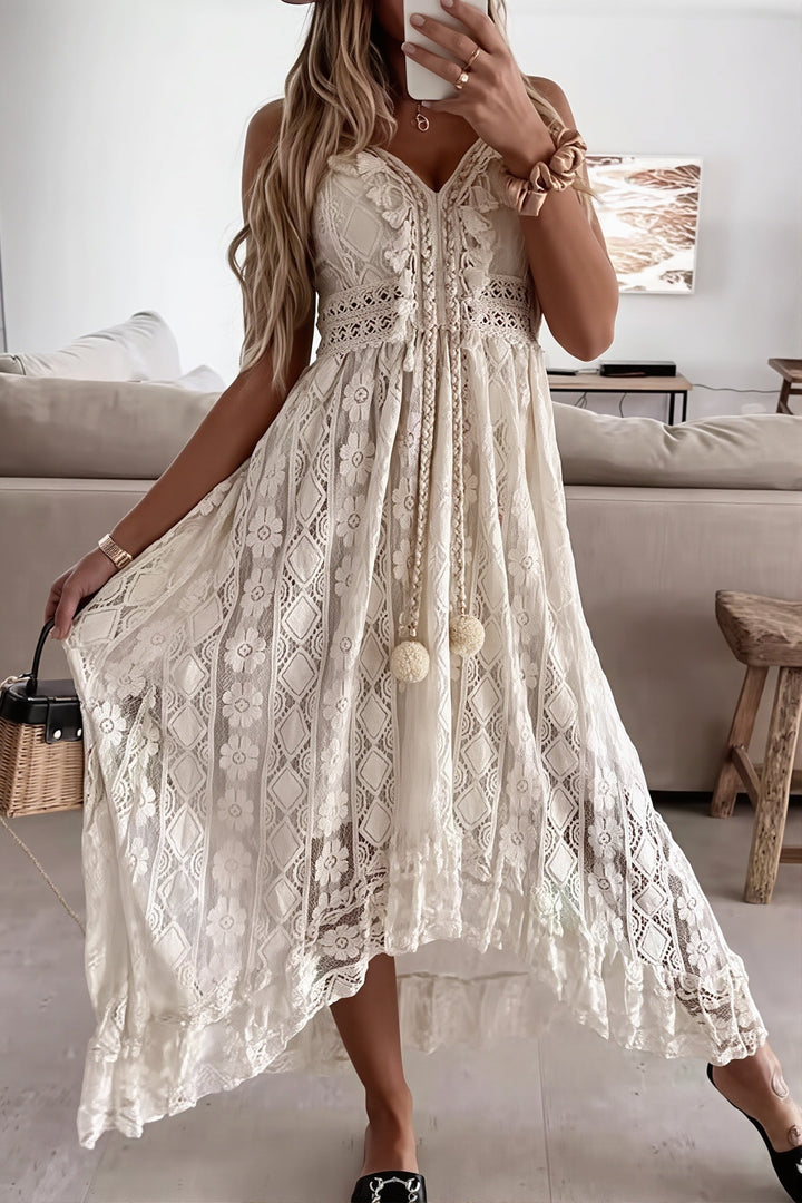 Detailaufnahme der Spitzenpartie am Damen Midikleid
