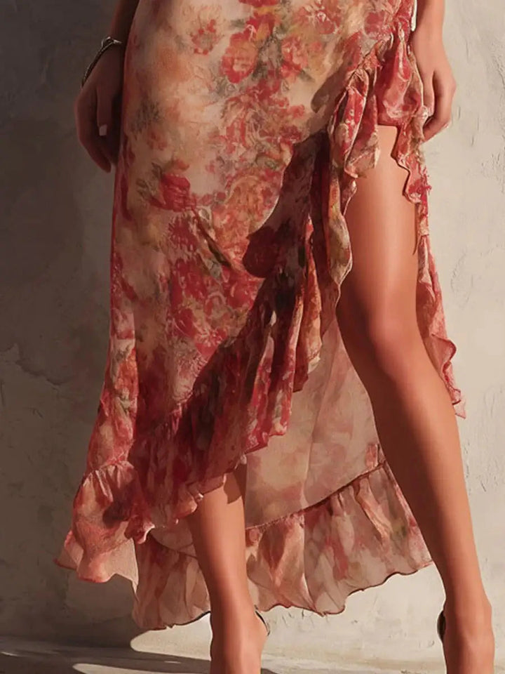Asymmetrisches Kleid mit Blumenmuster, Volants und seitlichem Schlitz