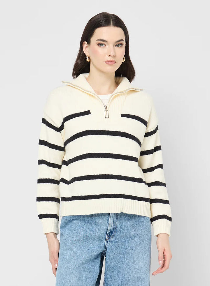 Gestreifter Statement-Pullover mit kräftigen Farbfeldern