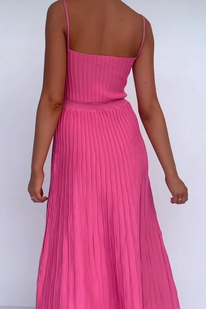 Plissiertes Midikleid mit Spitzenträgern aus Strick