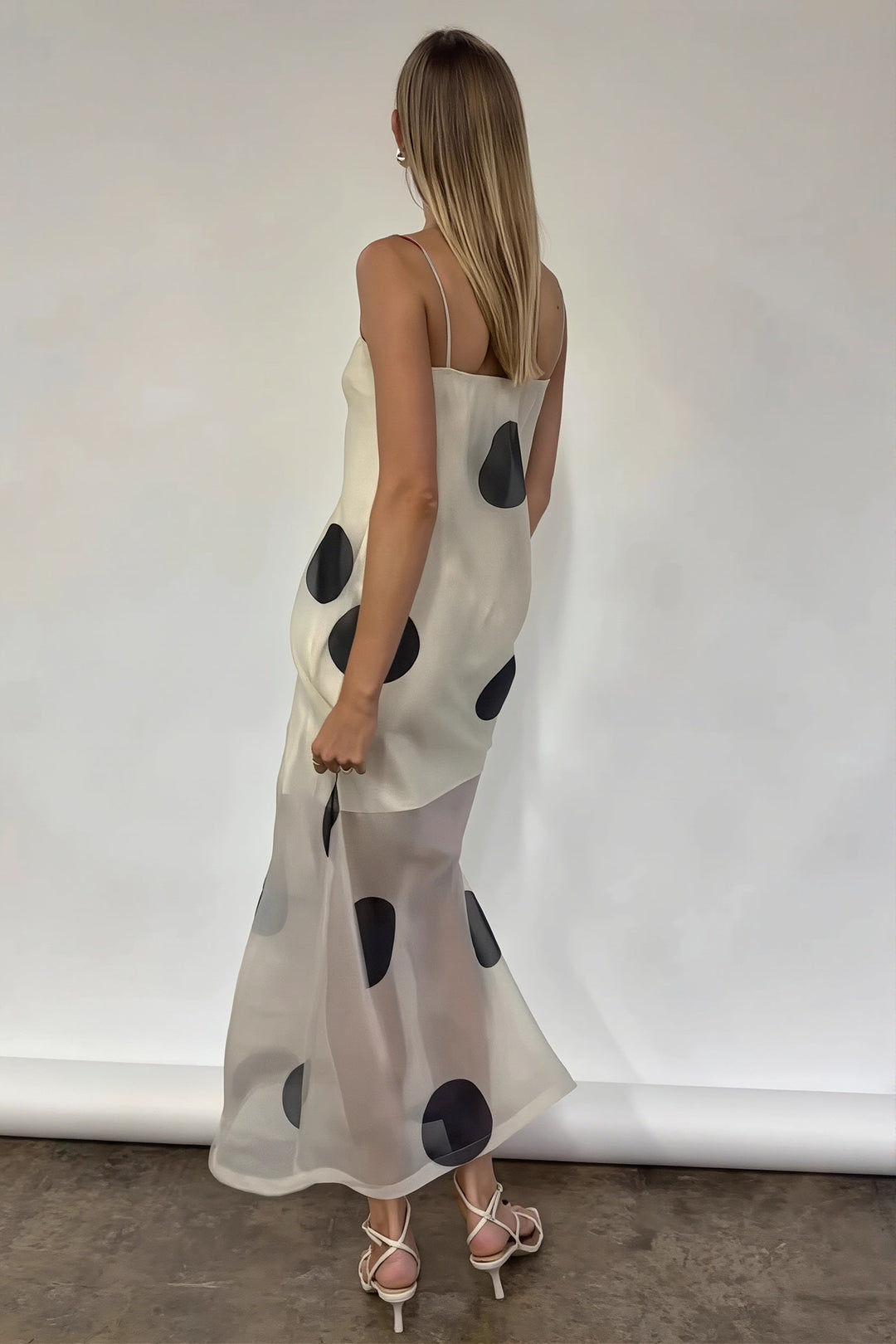 Langes gepunktetes Abendkleid für Damen mit femininer enger Passform