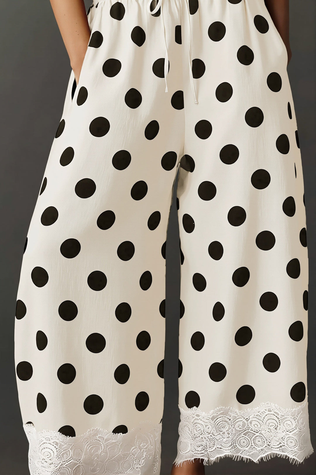 Damenhose mit weitem Bein und Punktmuster in Seitenansicht