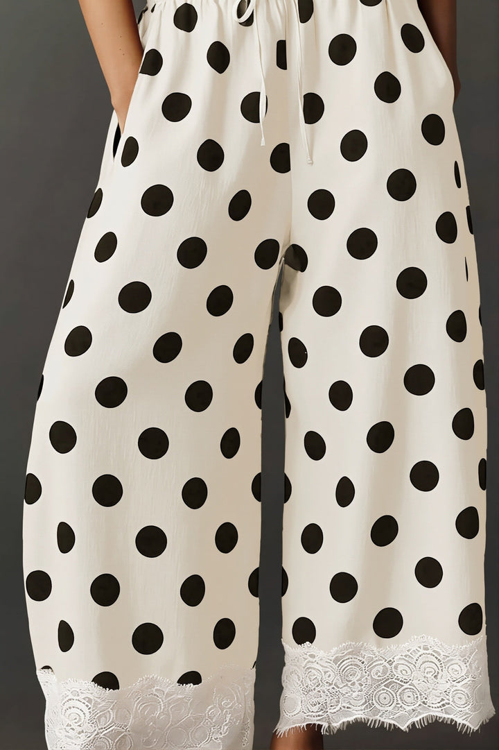 Damenhose mit weitem Bein und Punktmuster in Seitenansicht