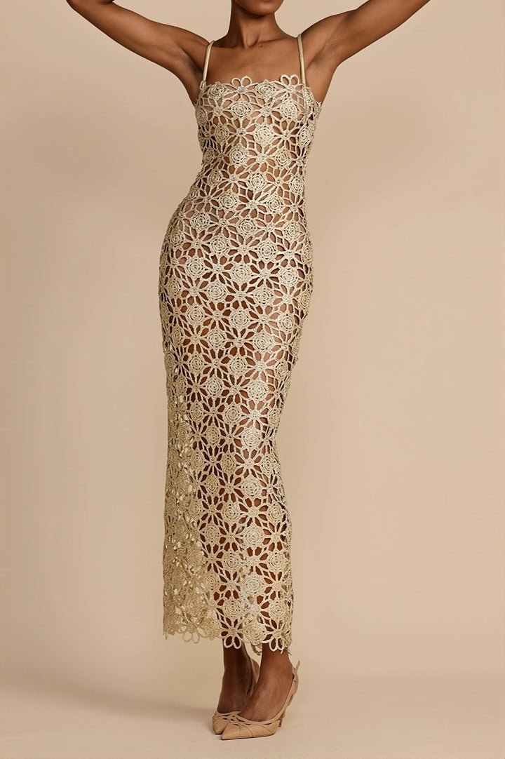 Feminines Maxikleid aus Spitze mit seitlichem Schlitz