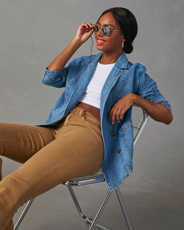 Schicker Denim-Blazer für Damen als lässiges Lagenstück