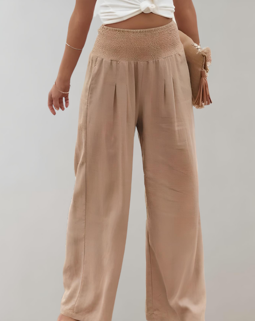 Weite Hose mit hohem Bund und ausgestellten Beinen