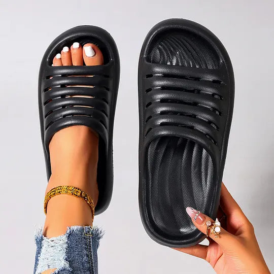 Vorderansicht der Damen Slip-on Sandalen mit breitem Riemen