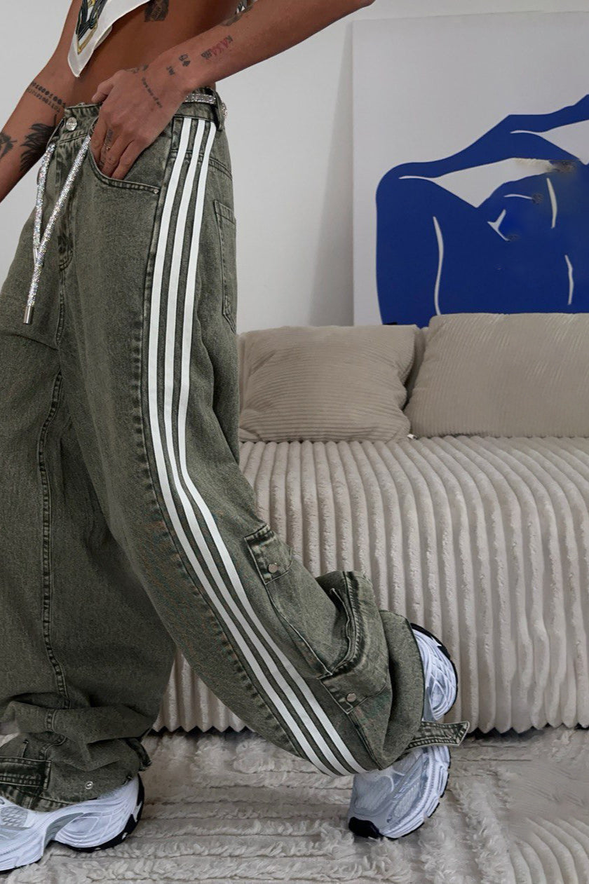 Nahaufnahme von Bund und weitem Bein der gestreiften Denimhose