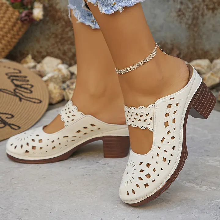 Damen Sandalen mit Cutouts und Blockabsatz am Fuß getragen