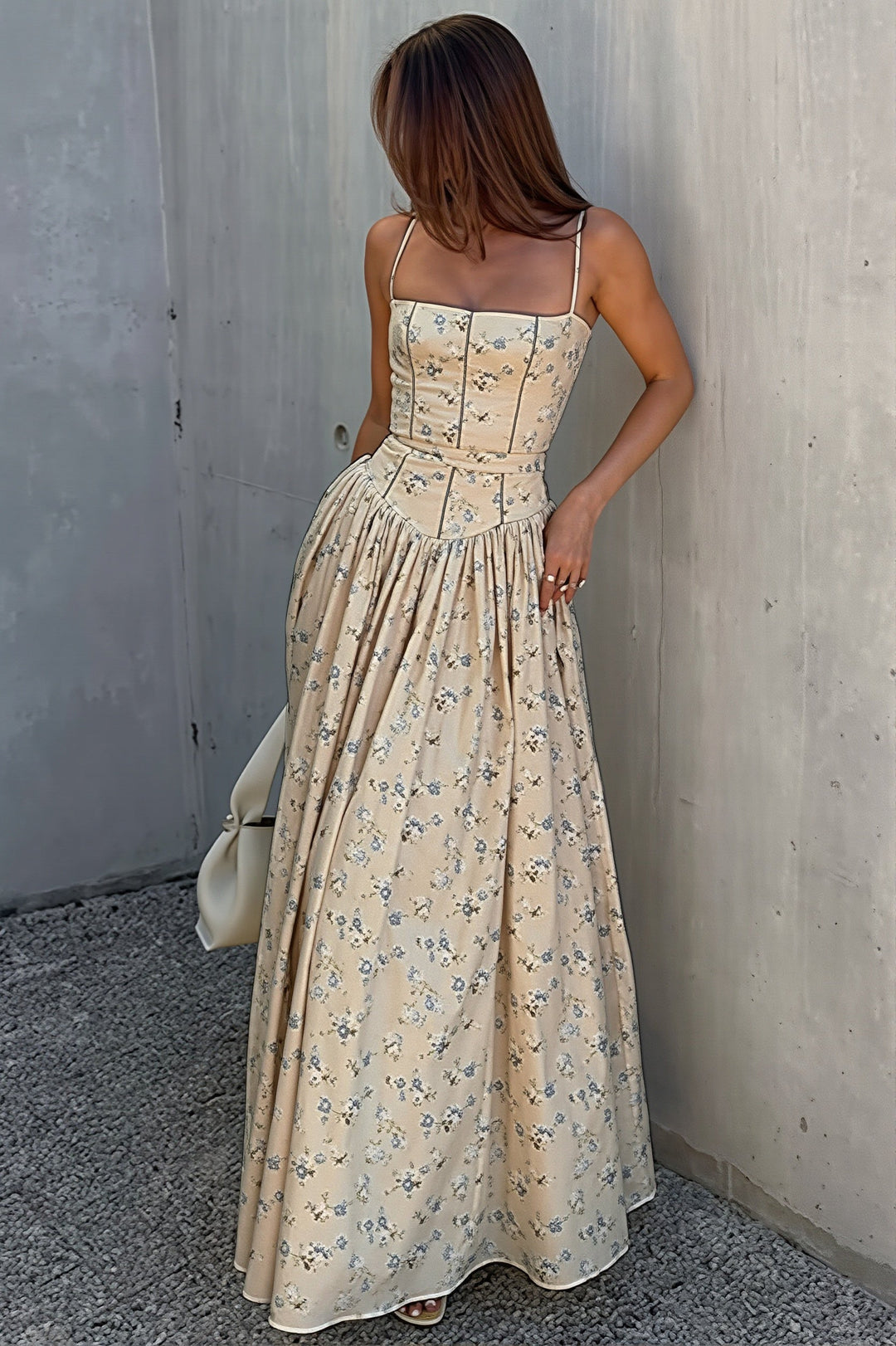 Rückansicht des Damen-Maxikleids mit Blumenmuster und figurbetonter Passform