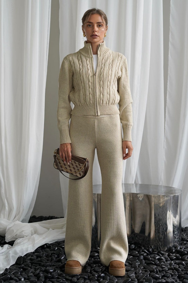 Strickoberteil des Damen-Sets mit detailreichem Zopfmuster