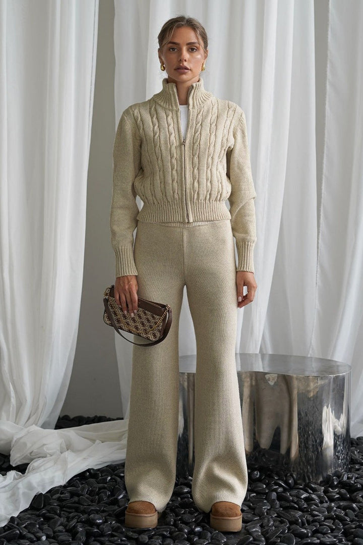 Strickoberteil des Damen-Sets mit detailreichem Zopfmuster