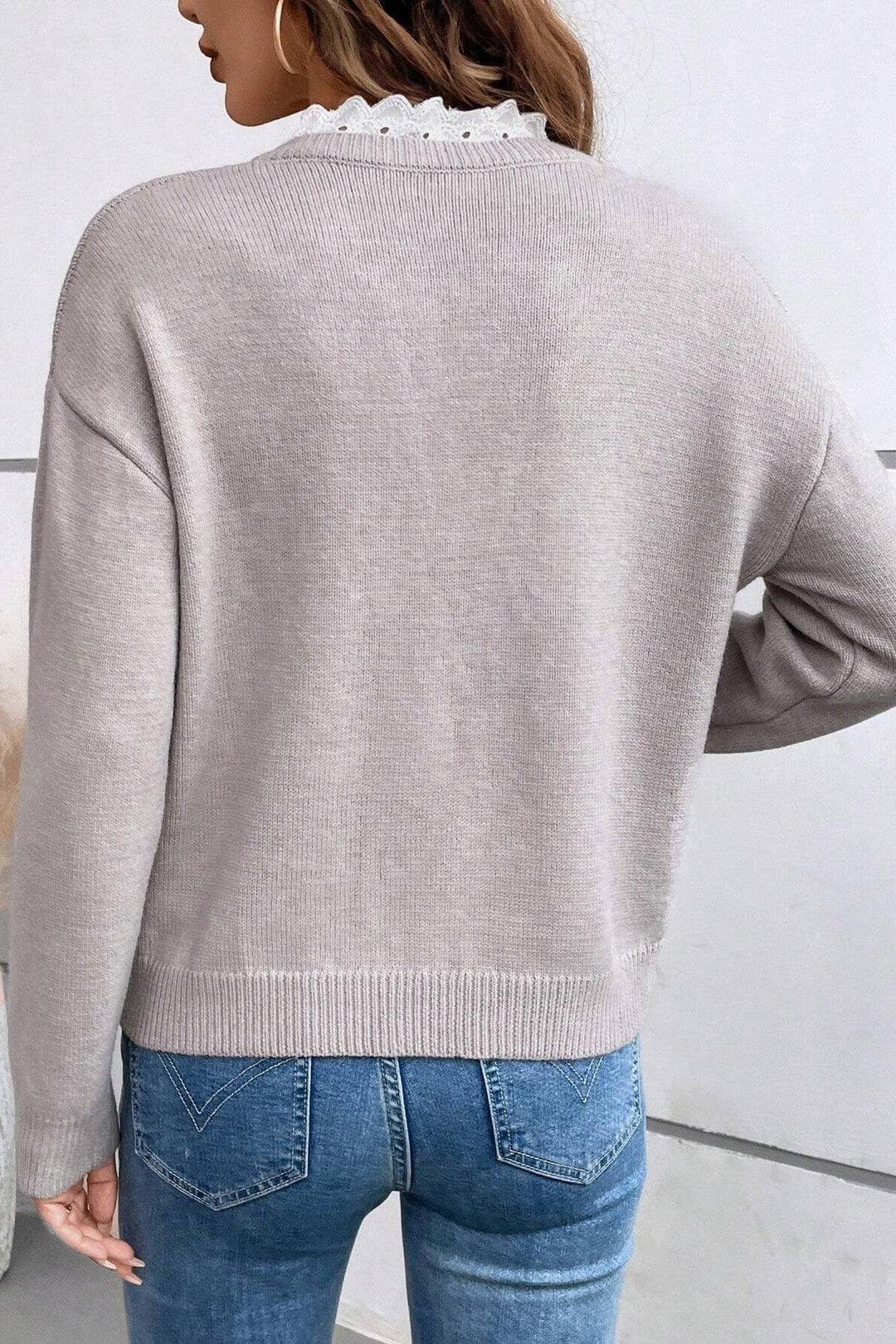 Damenpullover mit elegantem Ausschnitt und feiner Strickstruktur