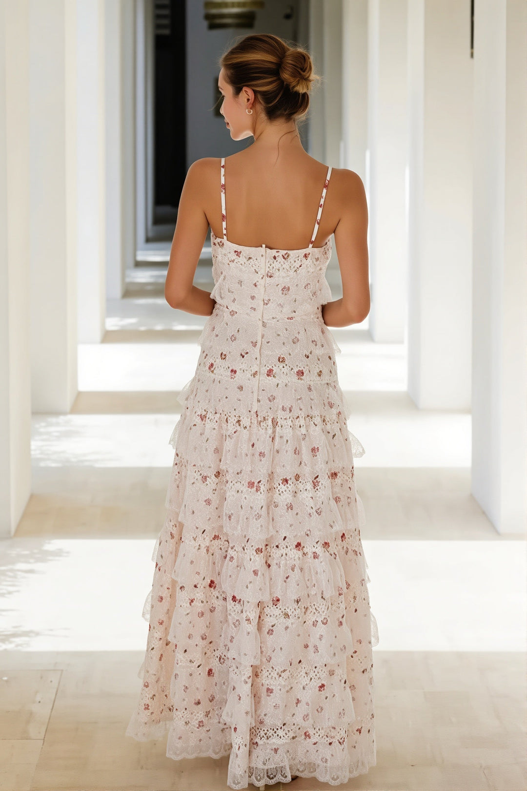 Langes Damenkleid mit Spaghettiträgern und volantem Stufenrock