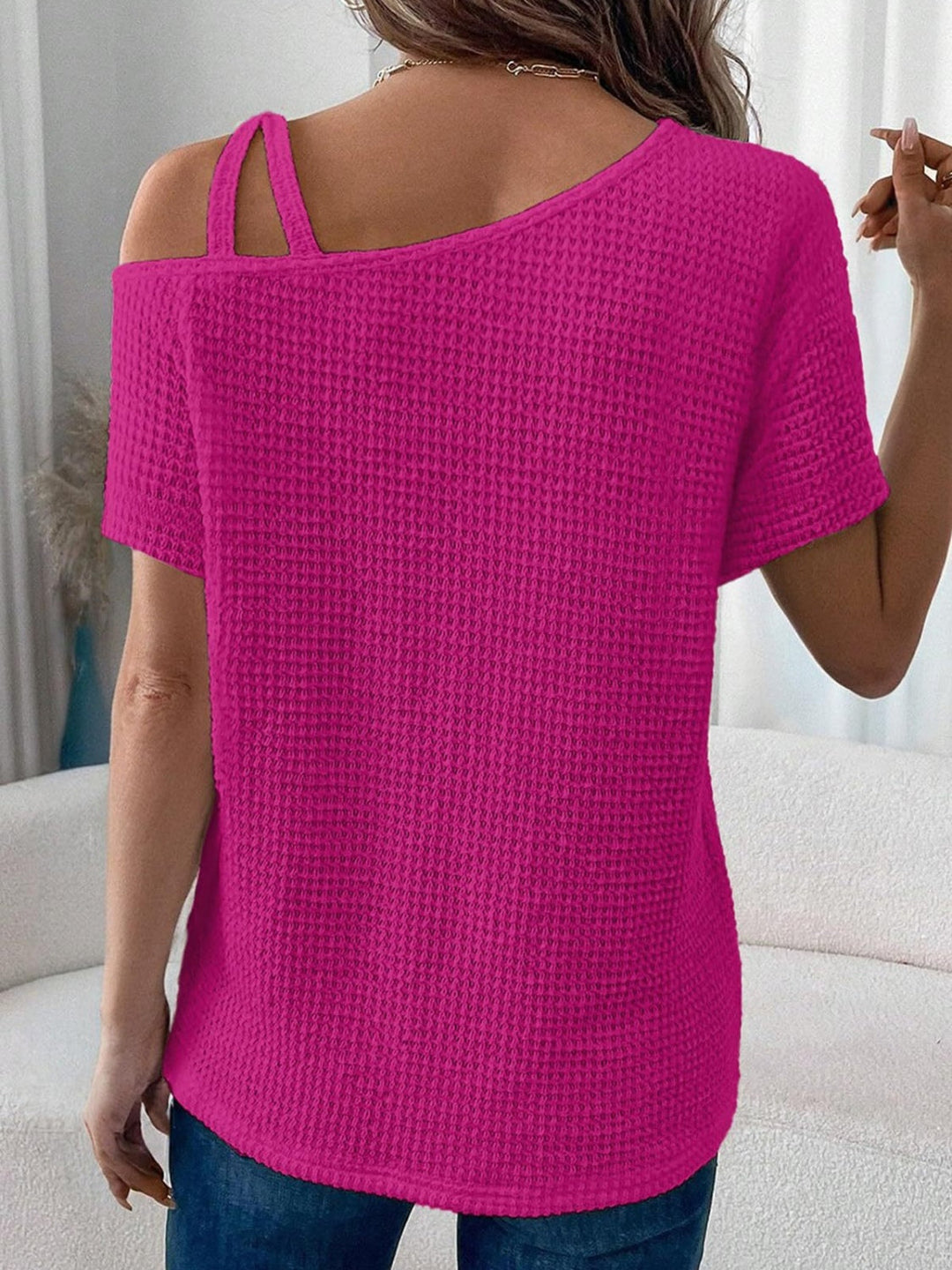Asymmetrisches T-Shirt mit kurzem Arm und Rundhalsausschnitt