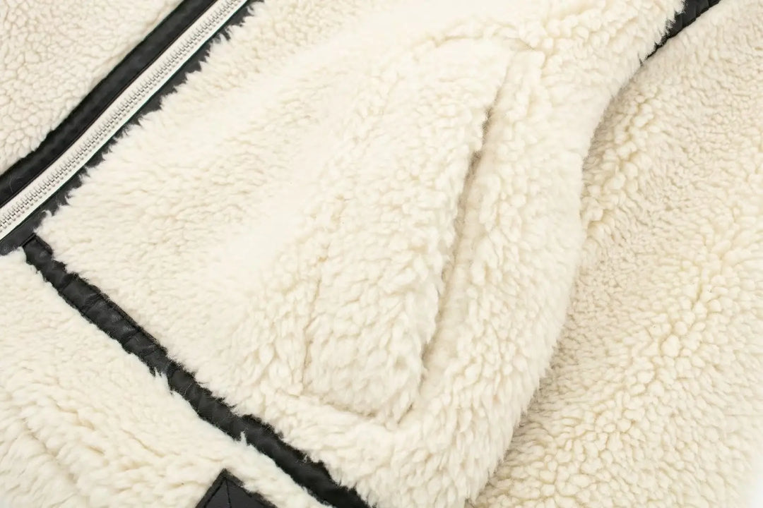 Damen-Teddyjacke in der Rückansicht