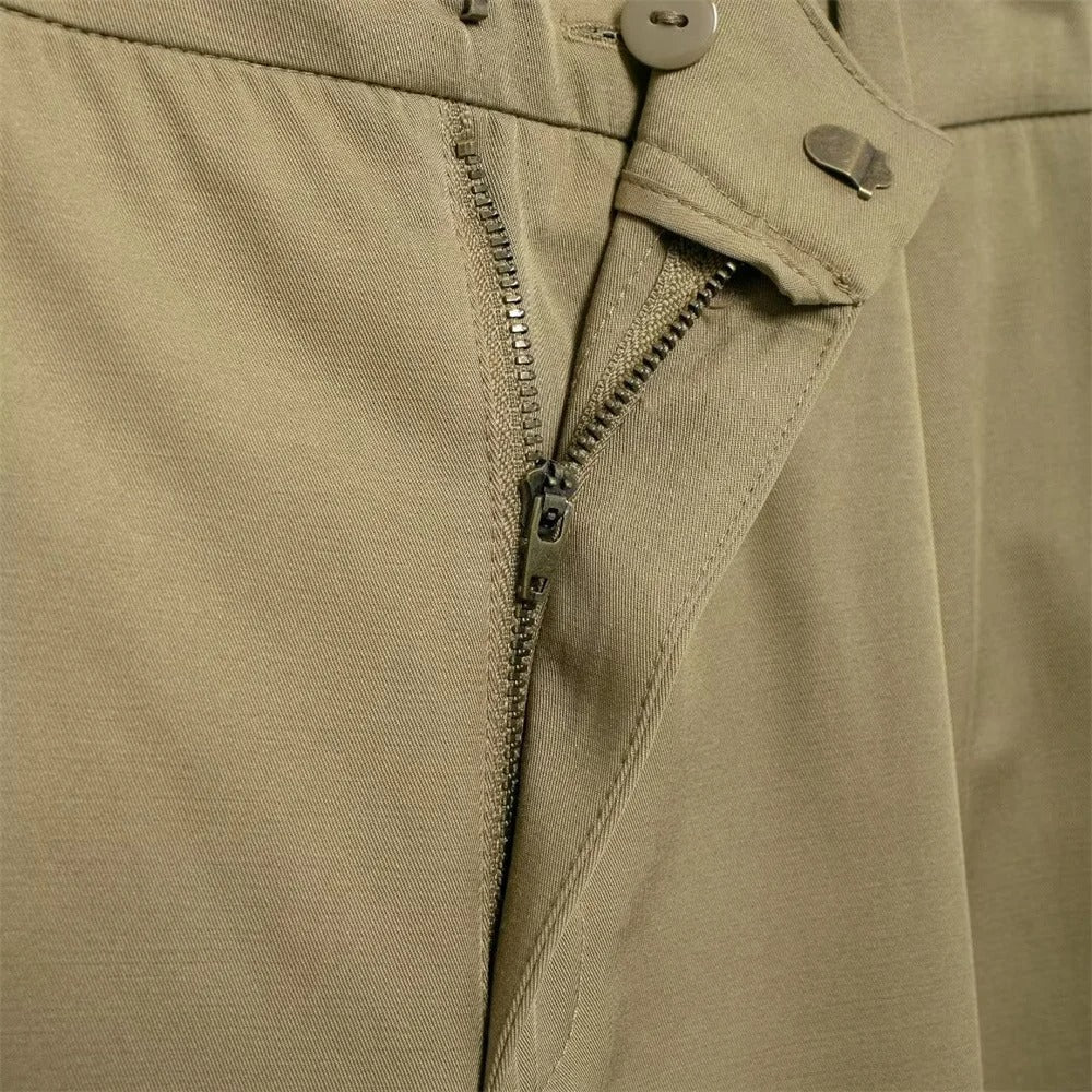Lässige Cargo-Jacke mit verstellbaren Trägern und Taschenakzenten