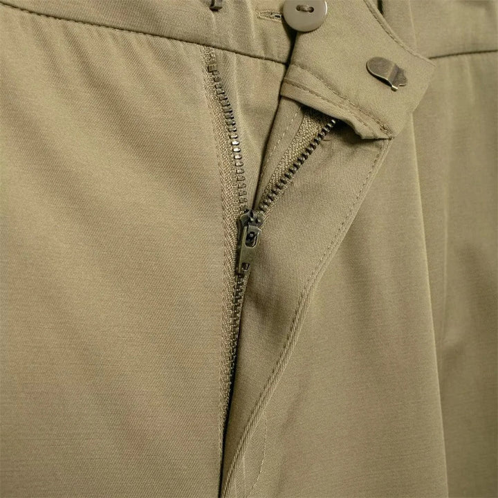 Lässige Cargo-Jacke mit verstellbaren Trägern und Taschenakzenten