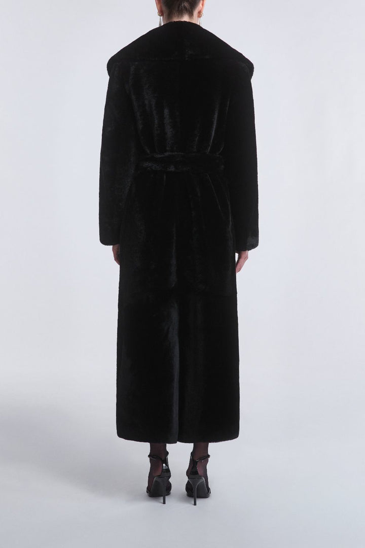 Schicker Kunstpelzmantel für eleganten Winterstil