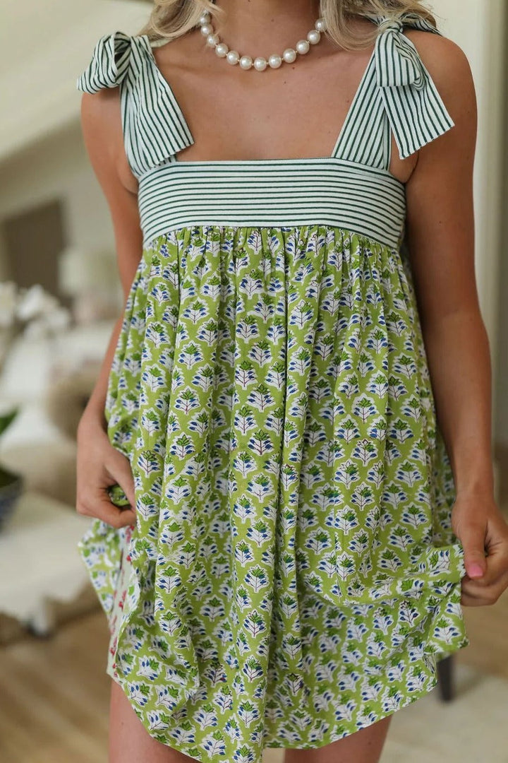 Detailaufnahme des Blumenprints und der Bindeträger am Patchwork-Midikleid