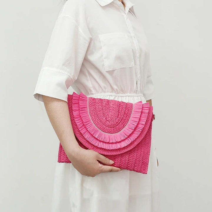 Geflochtene Clutch mit Fransenklappe