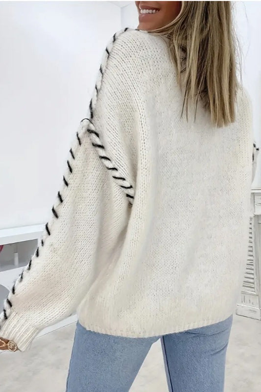 Nahaufnahme des Rundhalsausschnitts am Strickpullover