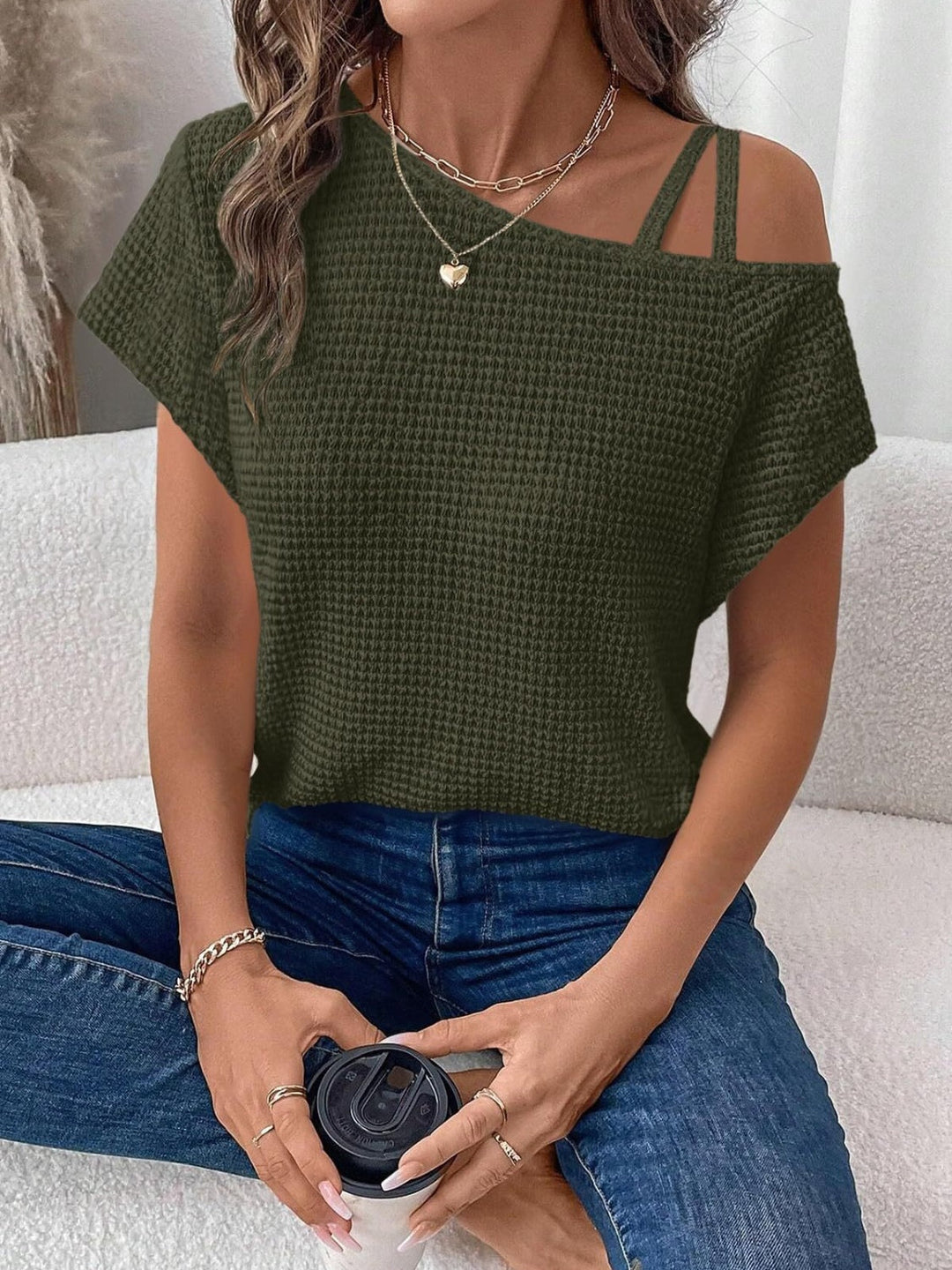 Asymmetrisches T-Shirt mit kurzem Arm und Rundhalsausschnitt