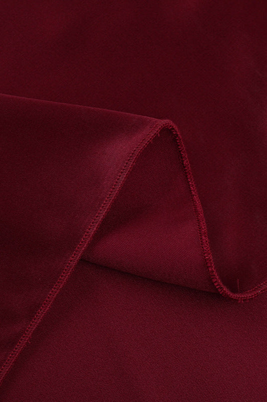 Detailansicht des Neckholder-Ausschnitts am Damenkleid