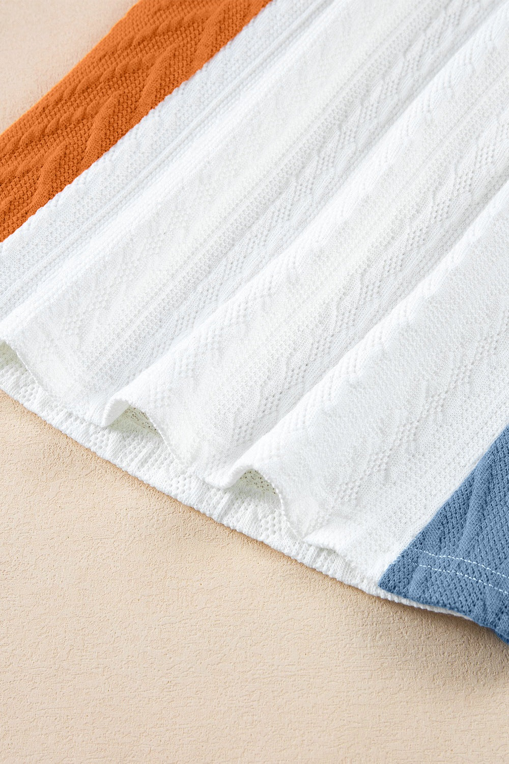 Texturiertes T-Shirt mit Farbblock und lässiger Passform