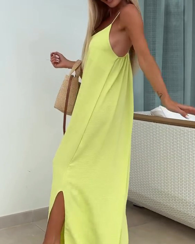Langes unifarbenes Damenkleid mit Spaghettiträgern am Model getragen