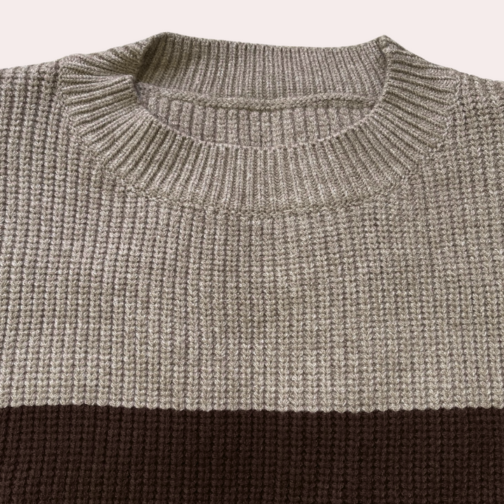 Zweifarbiger Strickpullover mit ausgeschnittenen Ärmeln