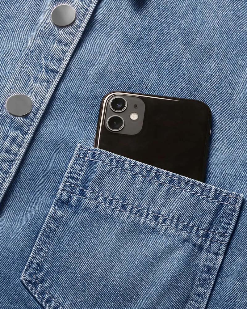 Detailansicht der Druckknöpfe an der Damen Denimbluse