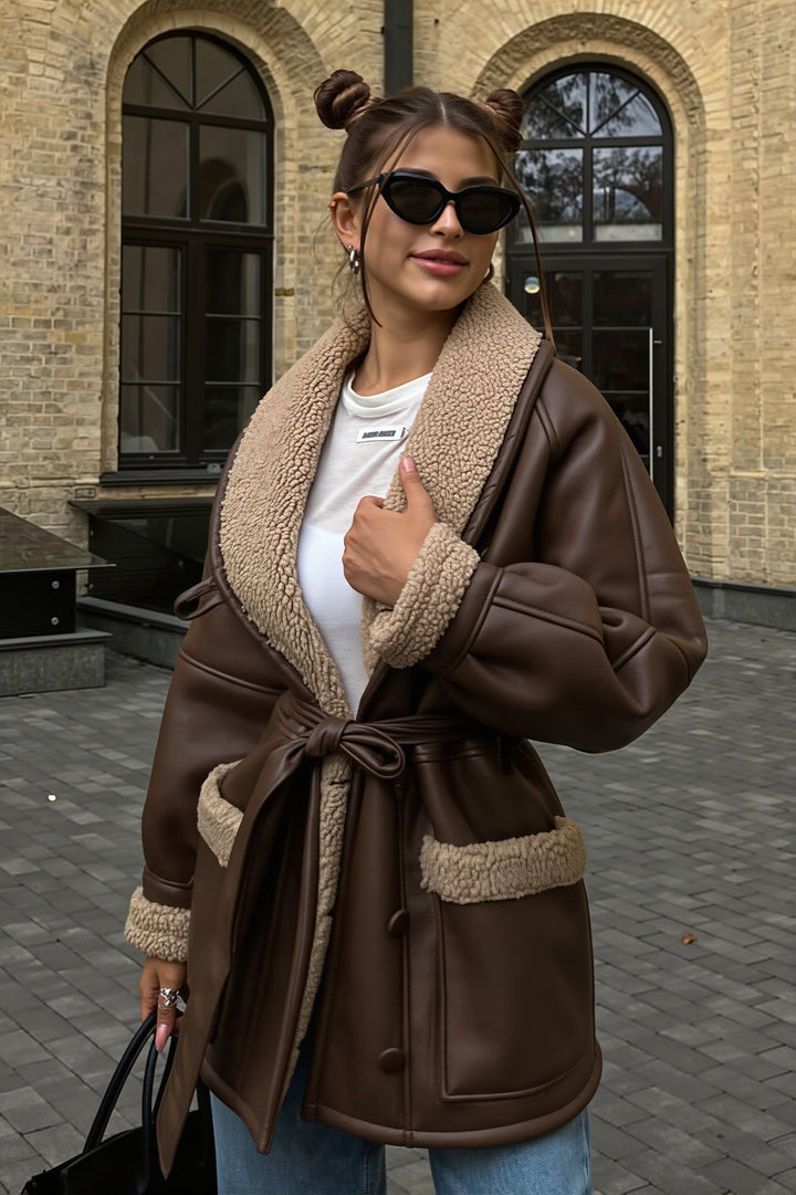 Kunstledermantel für Damen mit Gürtel und Lammfelloptik