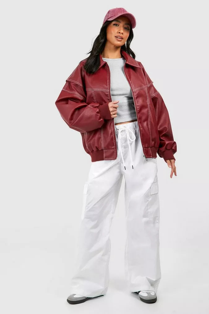 Oversize-Lederjacke für Damen in Rot aus seitlicher Perspektive