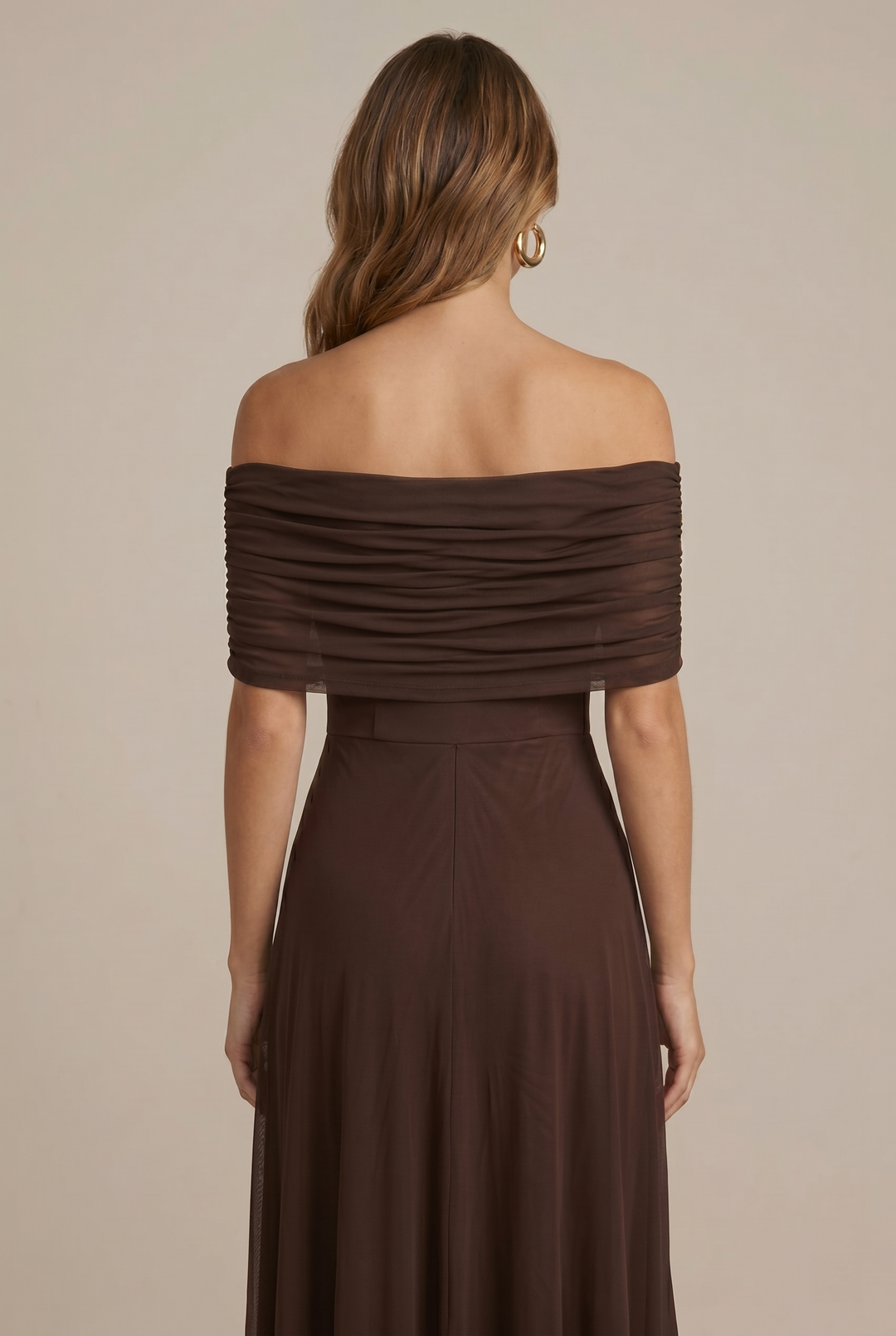 Detailansicht des gerafften Korsetts am Damen-Maxikleid